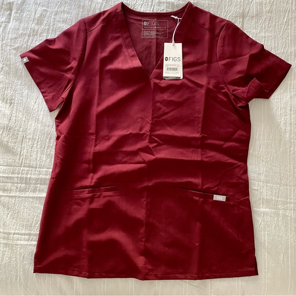Casma™ Three-Pocket Scrub Top